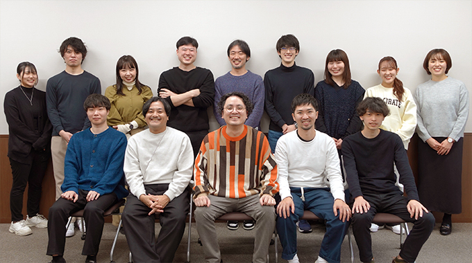 複数人の社員が２列に並んでいる写真