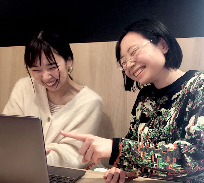 女性社員２名が笑っている写真