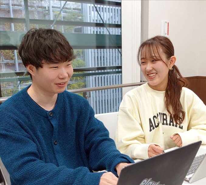男性社員と女性社員が会話している写真